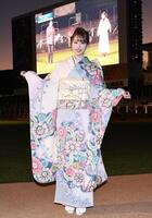 　晴れ着でポーズをとる高橋ひかる（撮影・園田高夫）