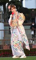 　小走りにトーク会場に入る高橋ひかる（撮影・園田高夫）