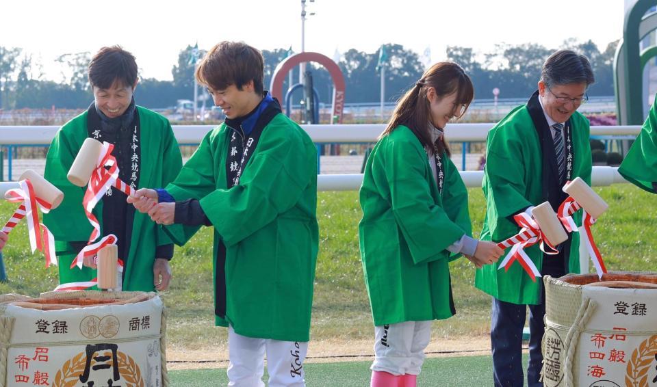 　鏡開きに参加した（左から武豊、松山、永島まなみ、中竹師）＝撮影・石湯恒介