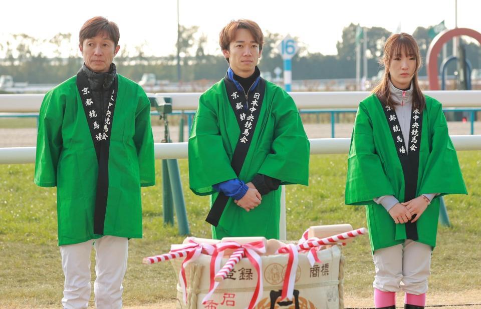 　鏡開きに参加した（左から）武豊、松山、永島まなみ（撮影・石湯恒介）