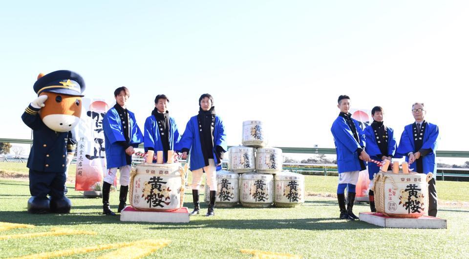 　新春鏡開きを行った（左から）丸山、柴田善、西村太、坂口、伊藤、中山競馬場の石川豊場長（撮影・園田高夫）