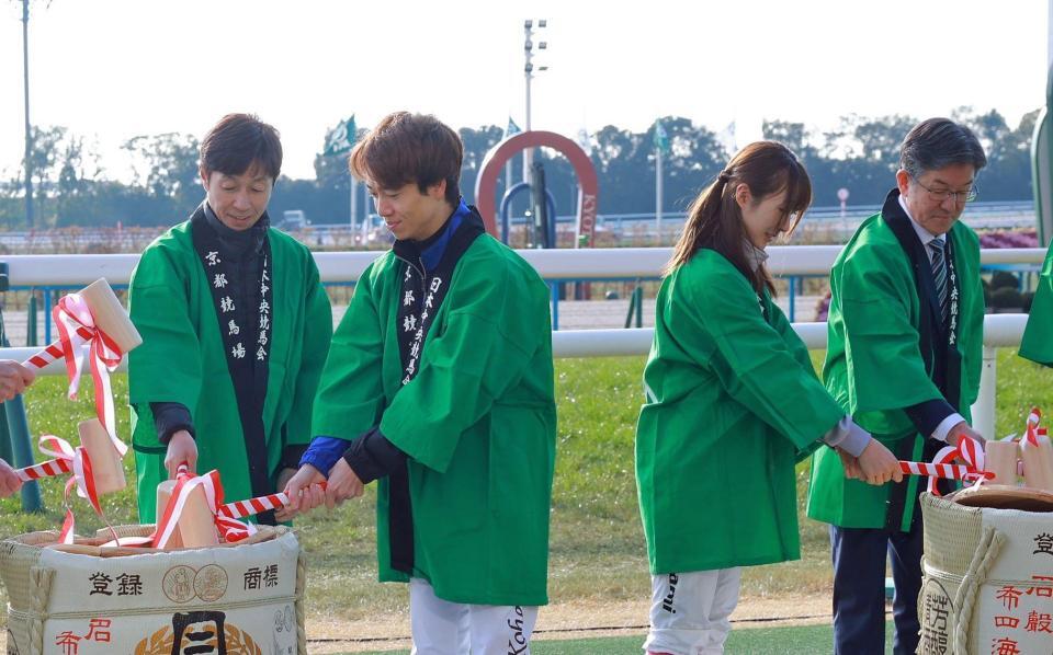 　鏡開きに参加した（左から武豊、松山、永島まなみ、中竹師）＝撮影・石湯恒介