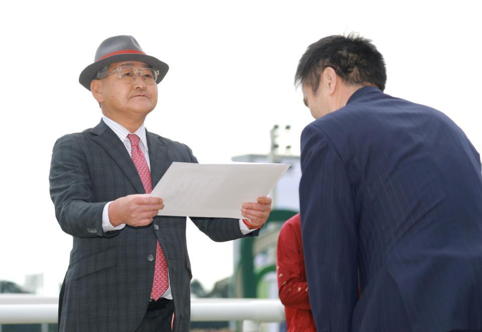 　関西記者クラブ賞を受賞したフォーエバーヤングを管理する矢作師（撮影・石湯恒介）