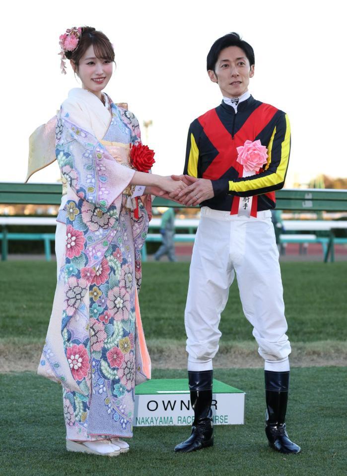 　カラマティアノスで中山金杯を勝利し、高橋ひかる（左）と握手する津村