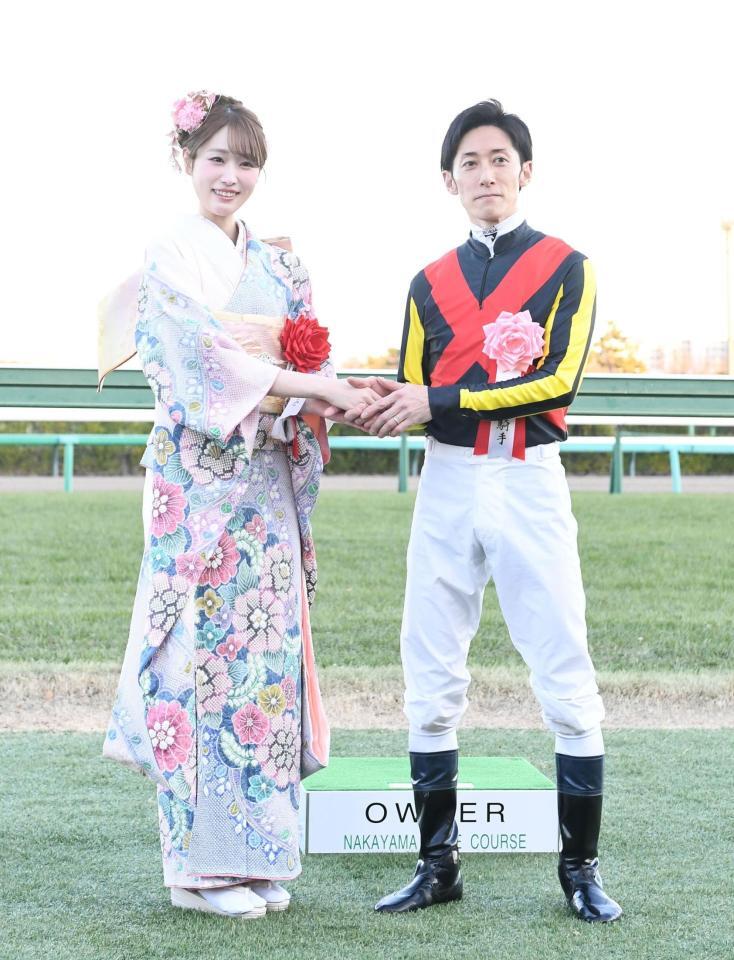 　津村（右）と笑顔で握手をかわす高橋ひかる（撮影・園田高夫）