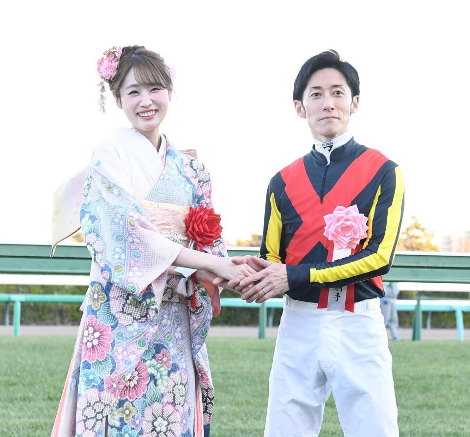 　津村と握手をする高橋ひかる（撮影・園田高夫）