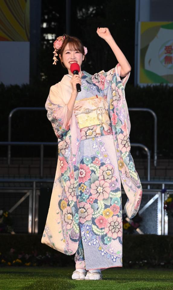 　笑顔でトークをする高橋ひかる（撮影・園田高夫）