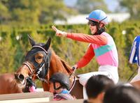 　ペイシャプルで新馬戦を制し、ピースサインを見せる永島まなみ（撮影・石湯恒介）