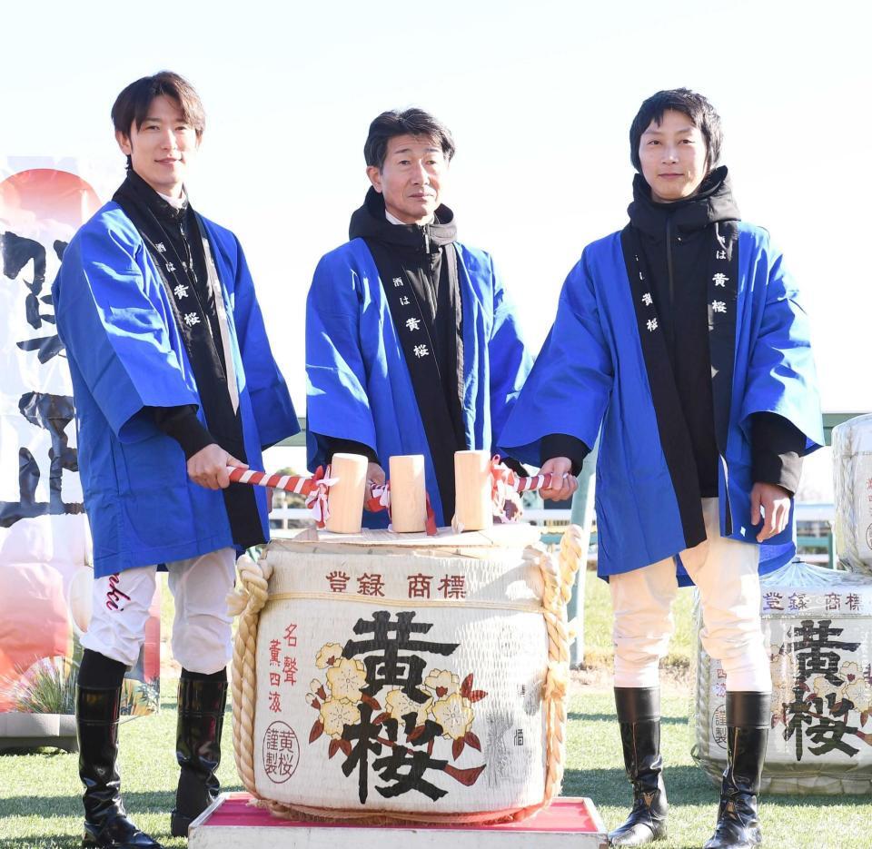 　新春鏡開きを行った（左から）丸山、柴田善、西村太（撮影・園田高夫）