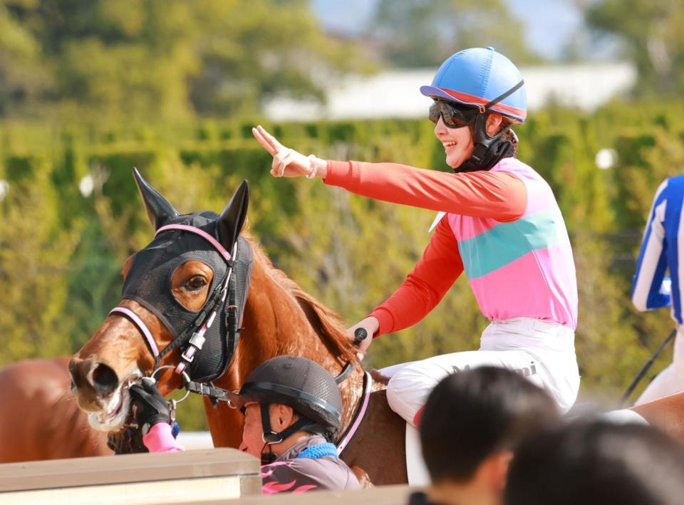 　ペイシャプルで新馬戦を制し、ピースサインを見せる永島まなみ（撮影・石湯恒介）