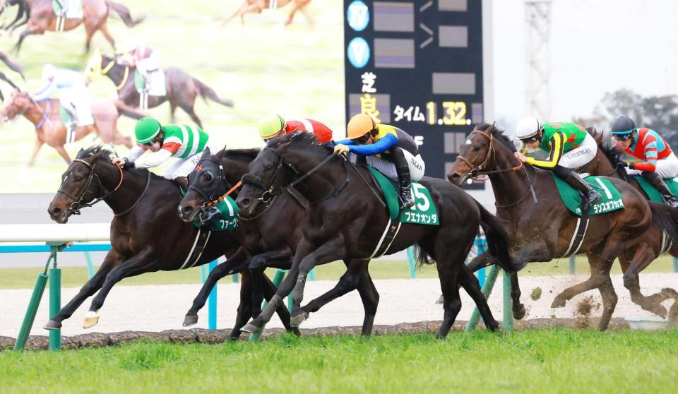 　重い馬場でもグイグイ脚を伸ばすブエナオンダ（中央）＝撮影・石湯恒介