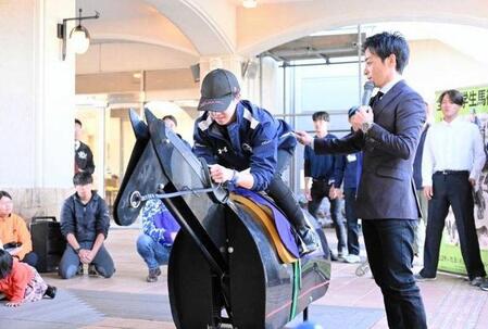 　木馬での体験騎乗中、学生たちにアドバイスをする川田騎手