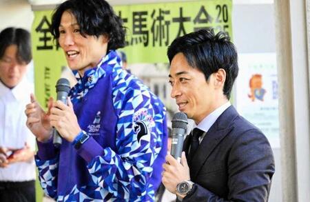 　学生たちに馬業界について説明する大江助手（左）と川田騎手