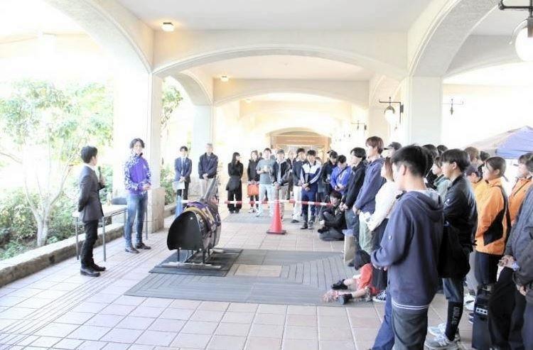 　熱心にプレゼンテーションを聞く学生たち