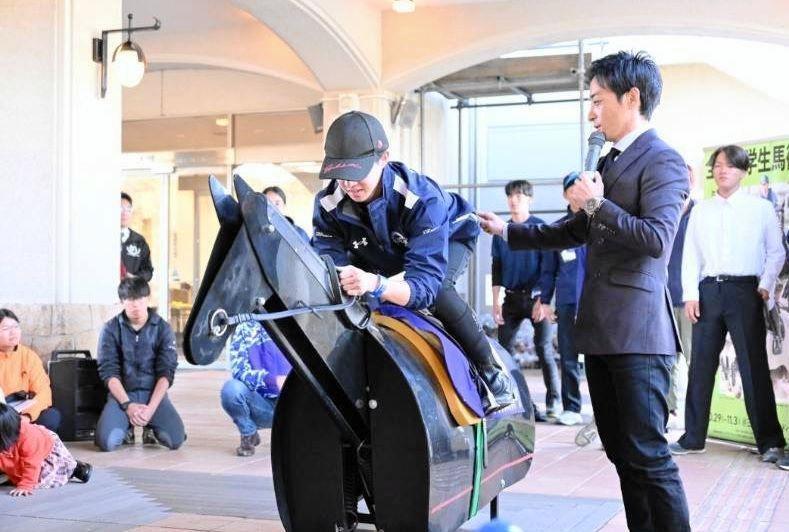 　木馬での体験騎乗中、学生たちにアドバイスをする川田騎手