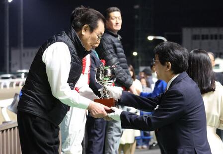 馬主さんに優勝カップを授与するデイリースポーツ常務取締役永井英次＝浦和競馬場