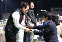 馬主さんに優勝カップを授与するデイリースポーツ常務取締役永井英次＝浦和競馬場
