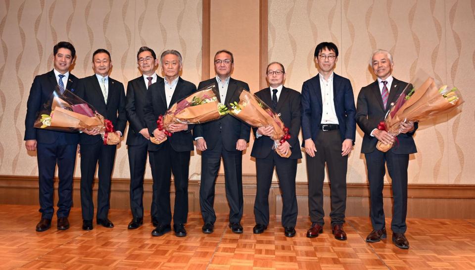 　花束贈呈を終え写真に納まる（左から）栗田師、根本師、小関師、小西師、高木師、南田師、奥村師、国枝師（撮影・持木克友）