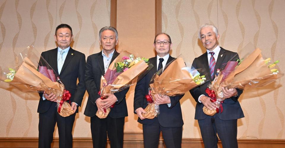 　花束を手に写真に納まる２月で引退する（左から）根本師、小西師、南田師、国枝師（撮影・持木克友）