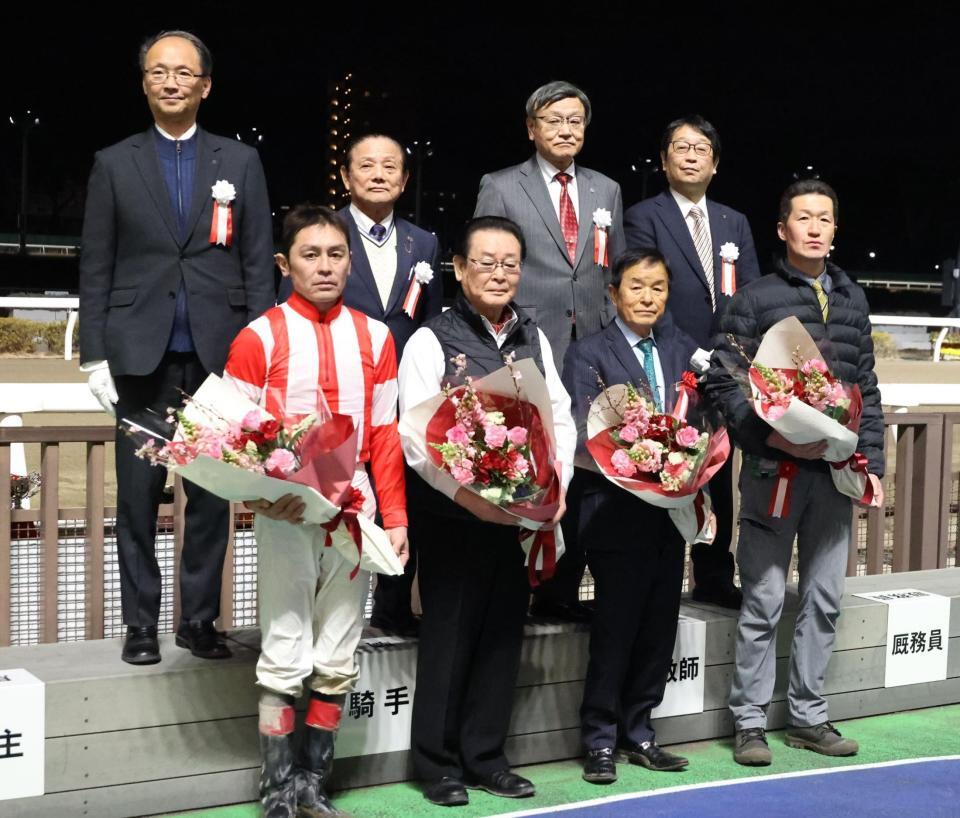 　デイリー杯ニューイヤーカップを制した秋元耕成騎手と関係者とデイリースポーツ常務取締役永井英次（右端上）