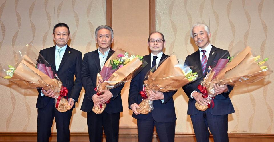 　花束を手に写真に納まる（左から）根本師、小西師、南田師、国枝師