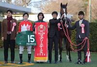 　フェアリーＳを勝利したブラックチャリスと津村騎手（左から２人目）左から４人目は武幸調教師