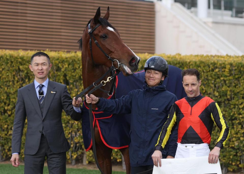 　中山８Ｒをクライスレリアーナで勝利し、２０２６年初勝利を挙げたルメール（右）。左は木村師