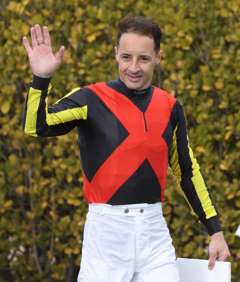 　中山８Ｒをクライスレリアーナで勝利し、ファンの声援に手を振るルメール