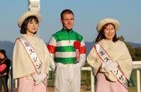 　ミスシンザンと記念写真に納まるトール・ハマーハンセン（中央）＝撮影・石湯恒介