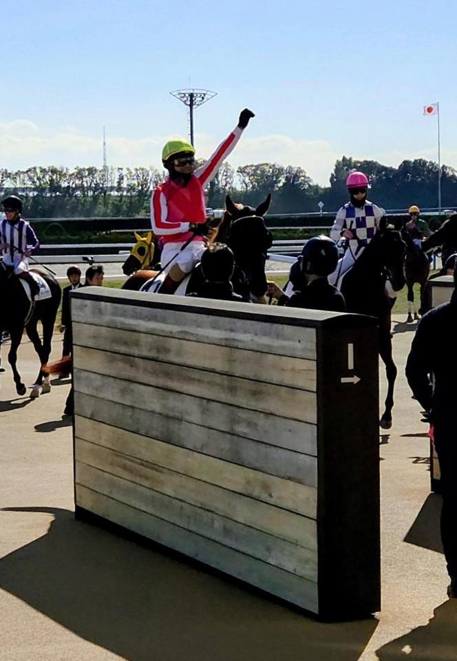 京都４Ｒの３歳新馬戦をアメリカンスタイルで勝利してガッツポーズするルメール