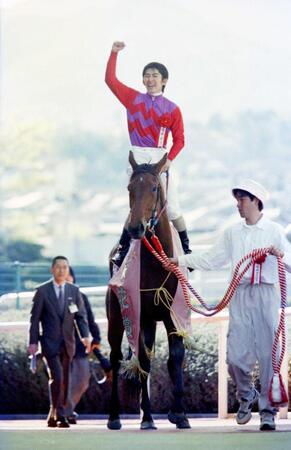 　桜花賞を制したプリモディーネと福永＝１９９９年４月１１日