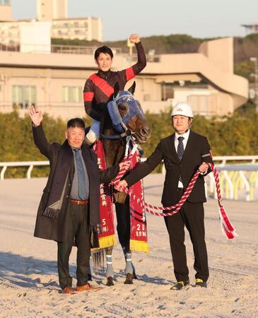 東京大賞典を制した、ディクテオンと矢野貴之騎手と関係者＝２０２５年１２月２９日