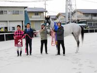 コウノトリ賞を制覇したスマートアンバーと関係者（撮影・中山伸治）