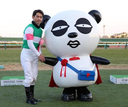 　京成パンダと握手をする戸崎圭（撮影・佐々木彰尚）