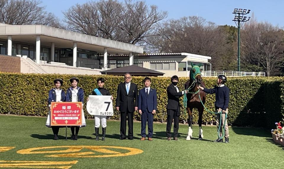　新馬戦をガムラスタンで勝った横山琉（左から３人目）、大野富生オーナー（左から４人目）、斎藤誠師（左から５人目）
