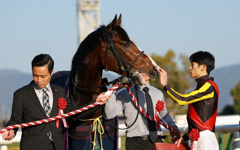 　ゲルチュタールを労う坂井（右）＝撮影・石湯恒介