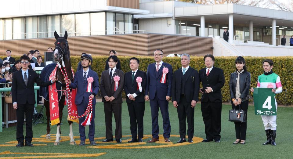 　グリーンエナジーで京成杯を制した戸崎圭（右）と関係者（撮影・佐々木彰尚）