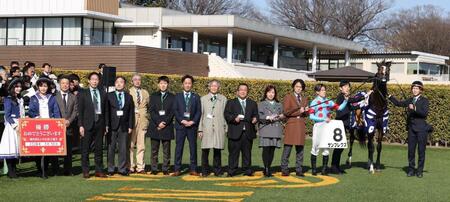 　サンプレクスで中山５Ｒを制した石川ら（撮影・佐々木彰尚）