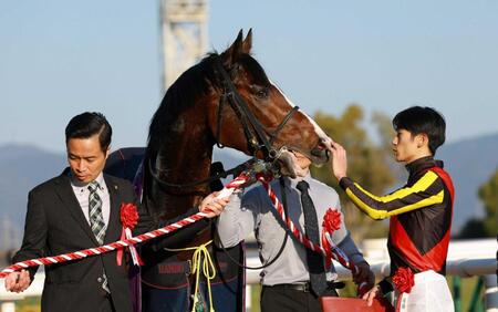 　ゲルチュタールをねぎらう坂井（右）