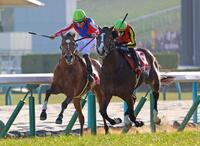 　インで必死に粘るファミリータイム（左）と、どこまでも抜かせないゲルチュタール（撮影・石湯恒介）