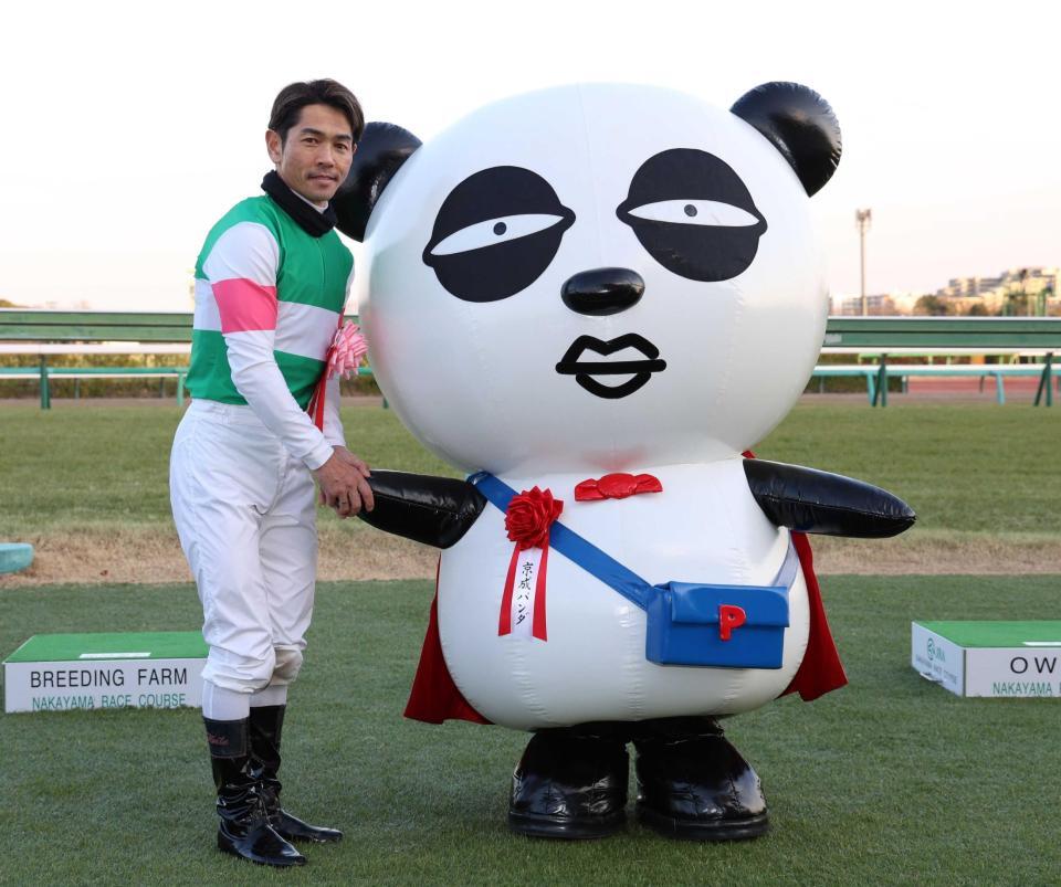 　京成パンダと握手をする戸崎圭