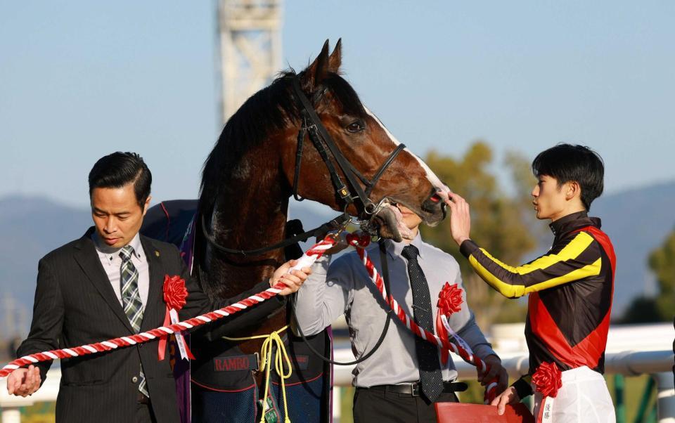 　ゲルチュタールをねぎらう坂井（右）