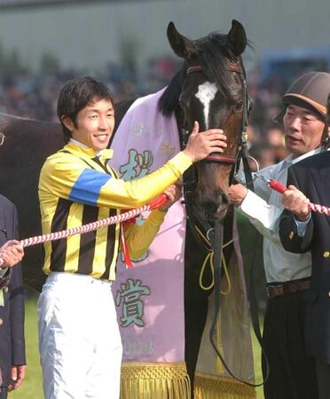 　２００４年の桜花賞を制したダンスインザムードと武豊