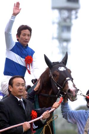 マイルＣＳを制したダイワメジャーと安藤勝己＝２００６年