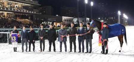 ブルーバードカップを制したフィンガーと戸崎圭と関係者