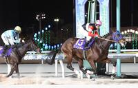 ブルーバードカップを制したフィンガーと戸崎圭（右）