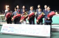 ブルーバードカップを制した戸崎圭（左下３人目）と関係者