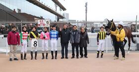 通算３００勝を挙げ、Ｖサインをする玉井昇調教師（左から６人目）