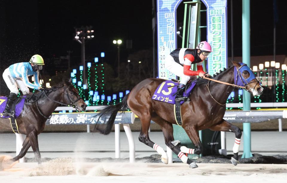 ブルーバードカップを制したフィンガーと戸崎圭（右）