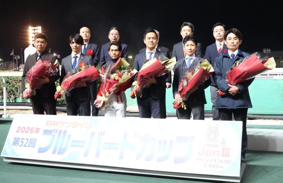 ブルーバードカップを制した戸崎圭（左下３人目）と関係者